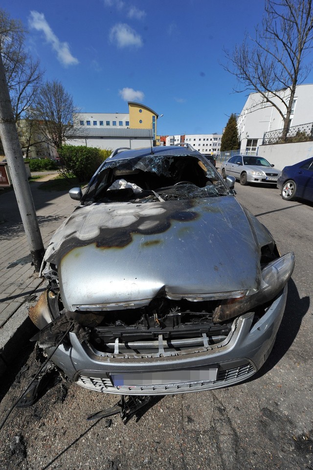 Nieznany sprawca spalił samochód należący do właściciela sieci lokali gastronomicznych w Koszalinie.