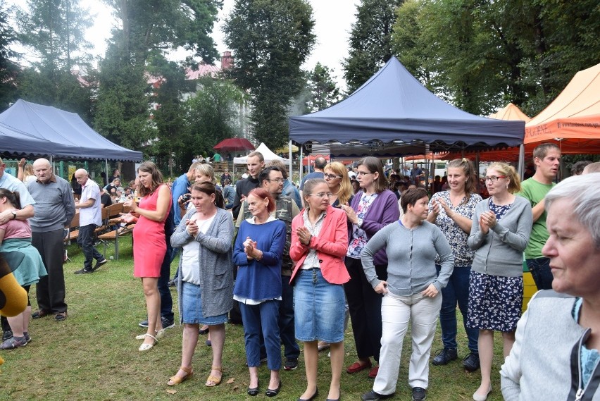 Integracyjne miodobranie w Konarach z przebierańcami Mają i Guciem [ZDJĘCIA]