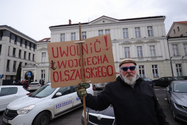 Kilkuosobowa grupa przeciwników szczepień przeciwko covid zebrała się po południu w piątek (11.02) przed siedzibą Prokuratury Rejonowej Bydgoszcz-Południe. Jak wiemy nieoficjalnie, przesłuchiwano dziś kolejny raz patostreamera, Wojciecha O.