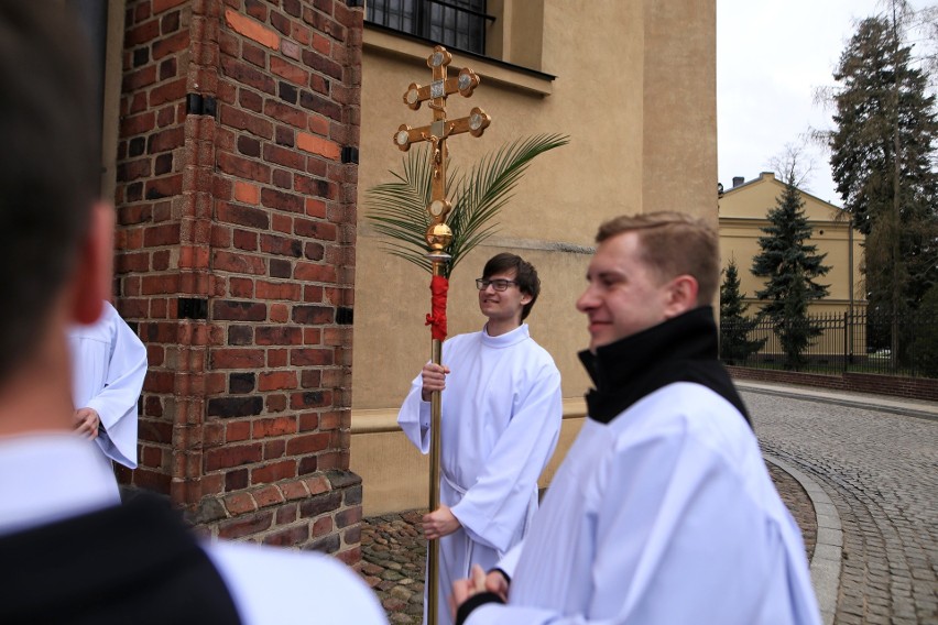 Główna msza w Poznaniu rozpoczęła się o godz. 10 w Katedrze...