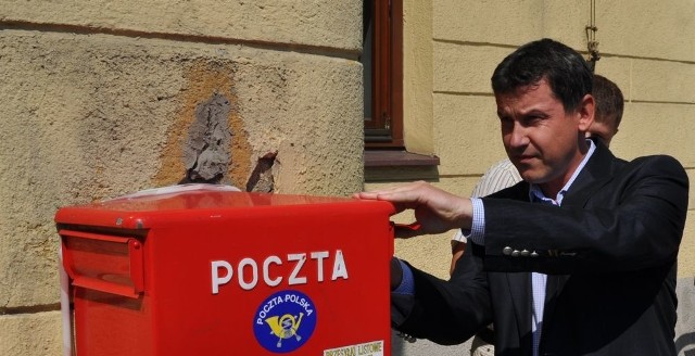 Piotr Szprendałowicz, członek zarządu województwa mazowieckiego zaprosił dziennikarzy na briefing prasowy&#8230;przed skrzynką pocztową.