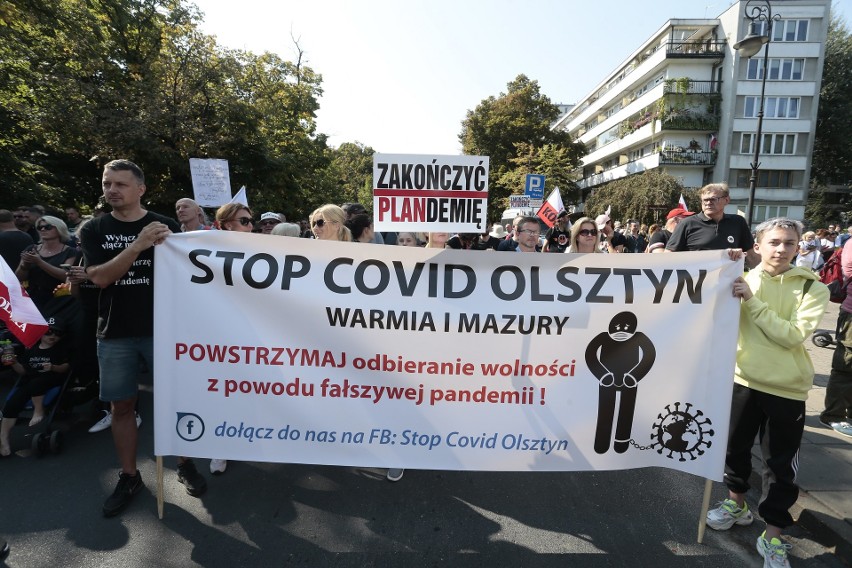 Warszawa: Manifestacja "Zakończyć plandemię" [ZDJĘCIA] Przed Sejmem odbył się protest antycovidowców