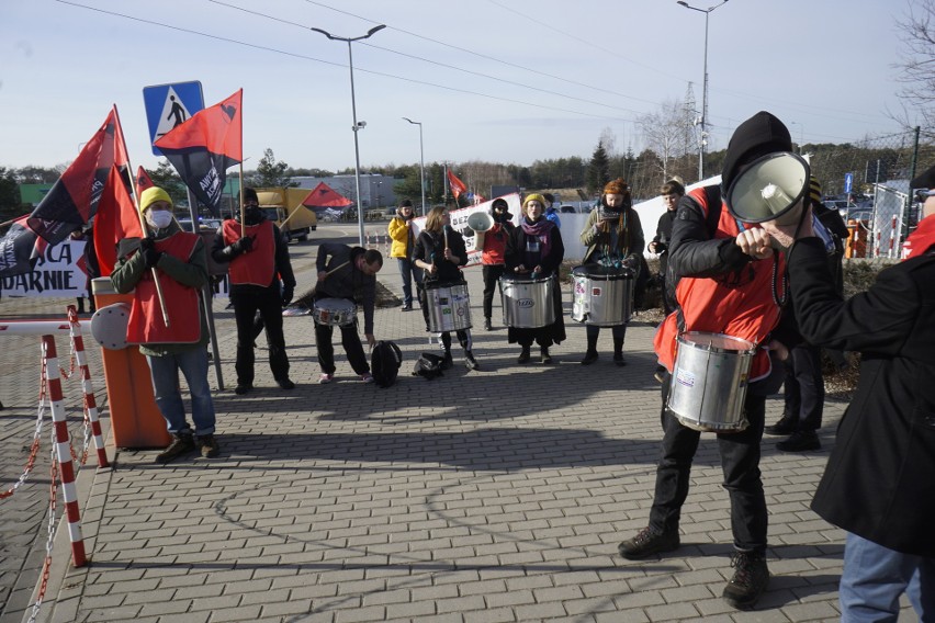 Inicjatywa Pracownicza solidarnie z pracownikami Solarisa. Samba przed fabryką w Bolechowie