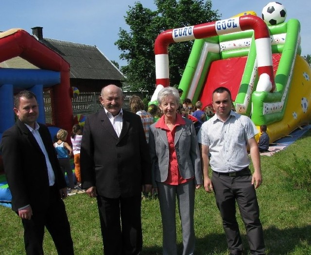 Członek Zarządu Powiatu Włoszczowskiego Łukasz Karpiński (od lewej) oraz radni gminy Krasocin - Antoni Drej, Lucyna Ziętara i Grzegorz Sitkowski zasponsorowali dzieciom w Olesznie wesołe miasteczko.