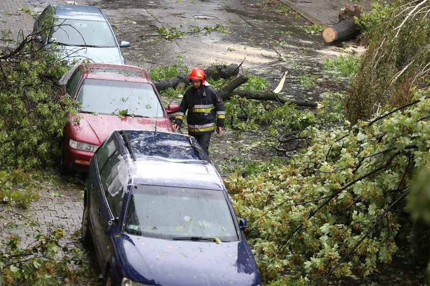 Nad Chorzowem przeszła trąba powietrzna, szkody są też w...