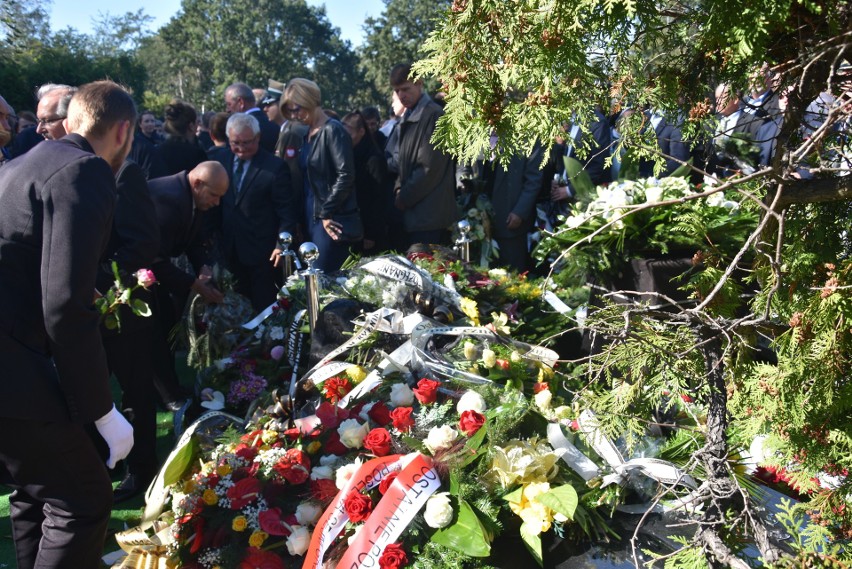 Pogrzeb Adama Fudalego. Pożegnanie prezydenta na cmentarzu parafialnym ZDJĘCIA I WIDEO