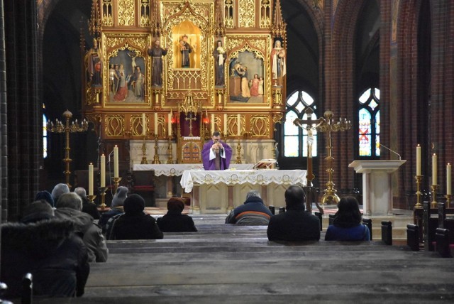 Koniec dyspensy od niedzielnej mszy? Przewodniczący episkopatu zachęca biskupów do odwoływania dyspens