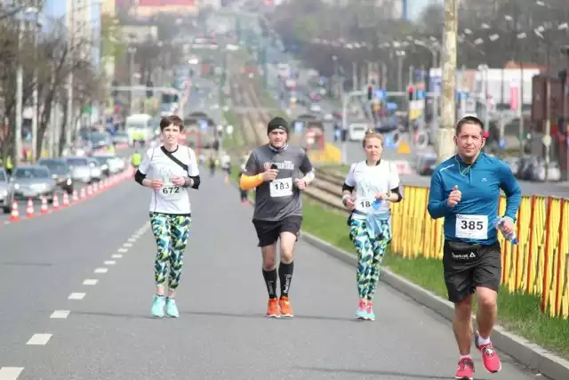 Półmaraton Dąbrowski to jedna z największych tego typu imprez w regionie. W 2024 roku znów wystartuje ponad 1000 zawodników Zobacz kolejne zdjęcia/plansze. Przesuwaj zdjęcia w prawo naciśnij strzałkę lub przycisk NASTĘPNE