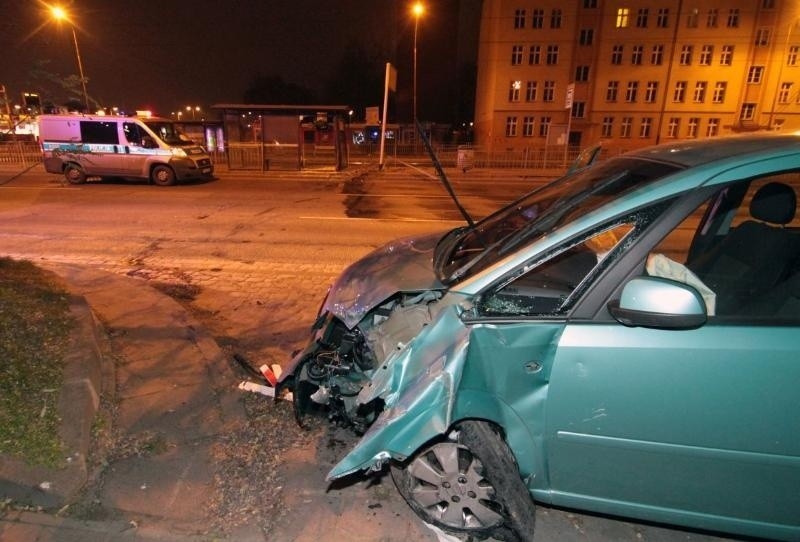 Wypadek na Legnickiej. Opel wjechał w przystanek tramwajowy. Kierująca była pijana (ZDJĘCIA)