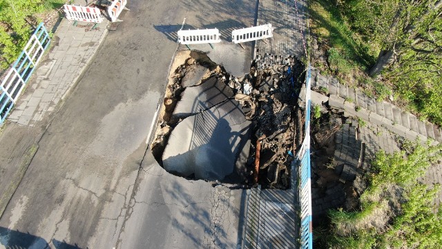 Zawaliła się jezdnia oraz chodnik na moście przy ulicy Wysokiej we Włocławku