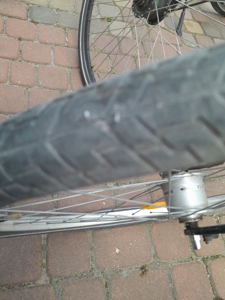 Rowerzyści alarmują:  Ktoś wysypał opiłki metalu na ścieżkę rowerową 