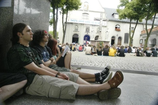 W święta kościelne do sanktuarium św. Anny zjeżdżają tłumy wiernych. W lipcu modli się młodzież. W tym roku ich spotkanie zaczyna się 18 lipca.