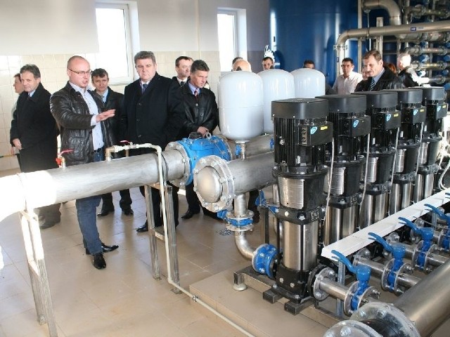 Po otwarciu zmodernizowanej stacji uzdatniania wody zaprezentowano nowe urządzenia.
