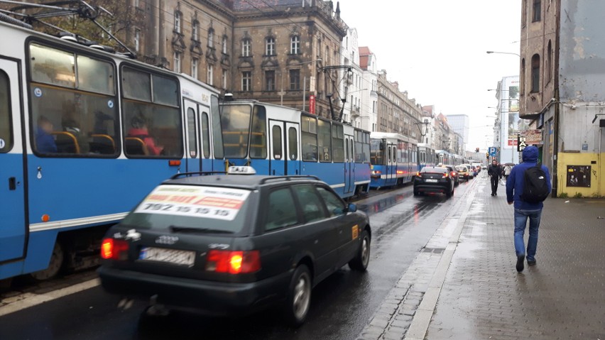 Awaria tramwaju na Borowskiej. Kierowcy mają problem z przejazdem