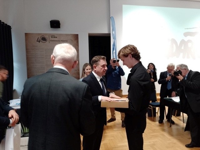 Kacper Wysocki odbiera główną nagrodę od przewodniczącego Komisji Krajowej NSZZ „Solidarności” Piotra Dudy.