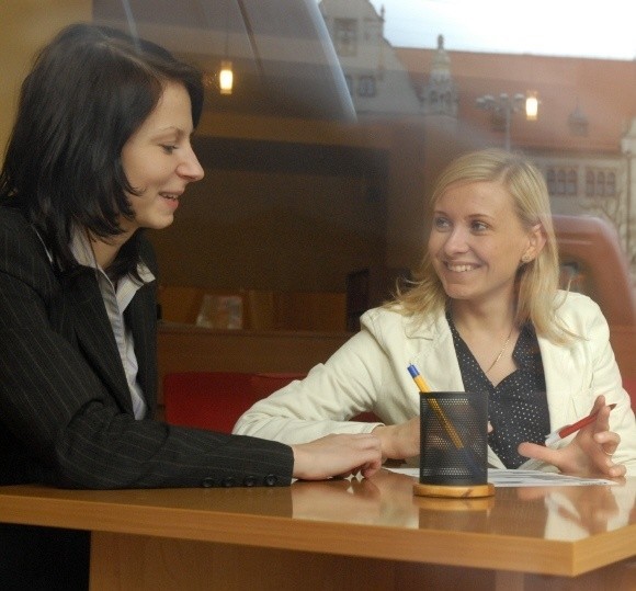 Karolina Zabilska (na zdjęciu z prawej) znalazła pracę dzięki bydgoskiemu oddziałowi Adecco Poland.
