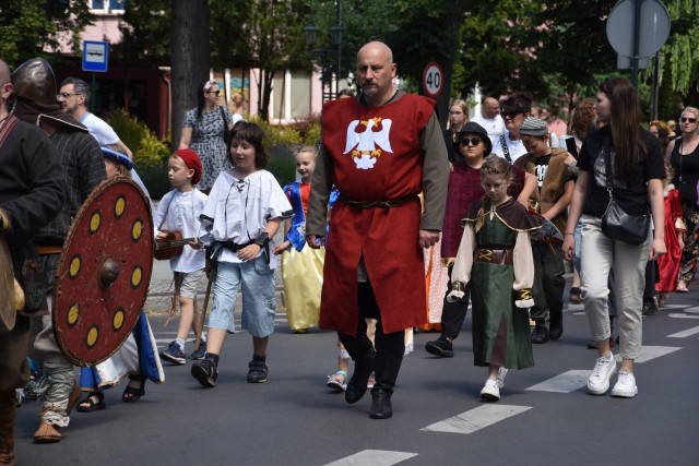 Średniowieczna żakinada przeszła ulicami Grodziska Wielkopolskiego. Zobacz zdjęcia --->