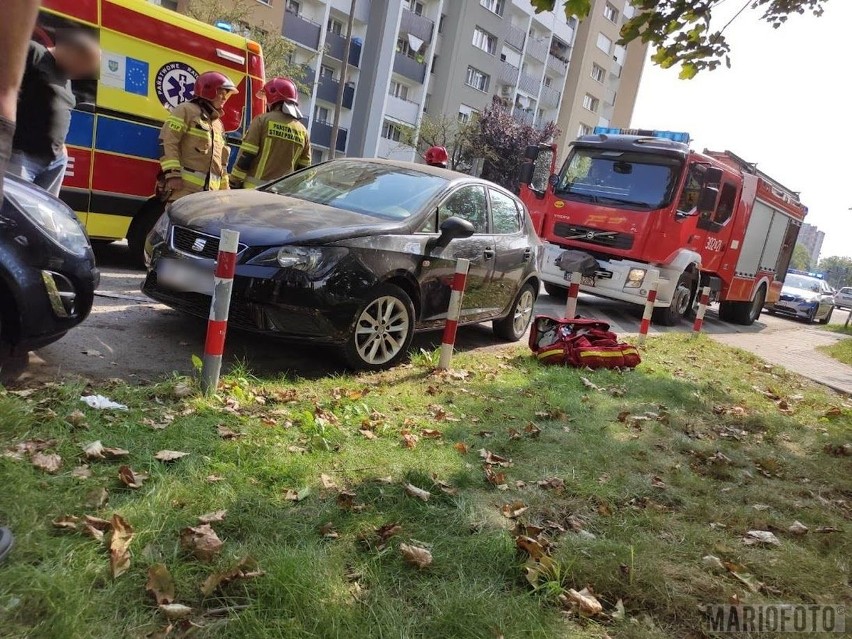 Wypadek w Opolu. Starszy mężczyzna zasłabł za kierownicą i wjechał w dwa samochody. Kierowca został ranny