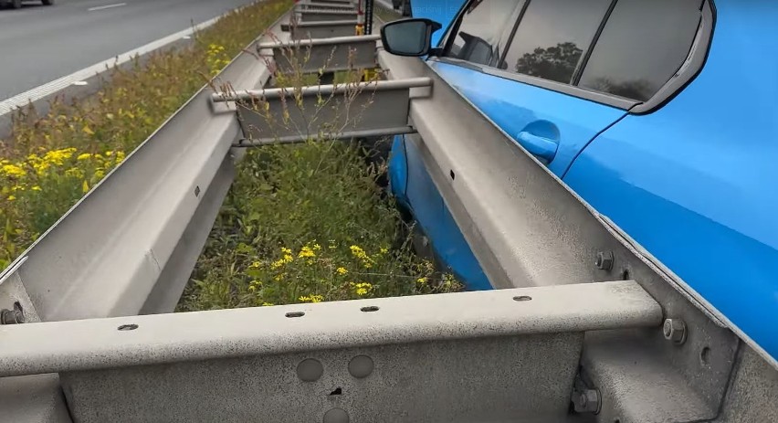 Na autostradzie A4 BMW wbiło się w bariery. To samochód popularnego youtubera