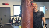 Jakub Rzeźniczak ćwiczy do debiutu w Clout MMA? "Aktywny poranek" piłkarza na siłowni z workiem treningowym 