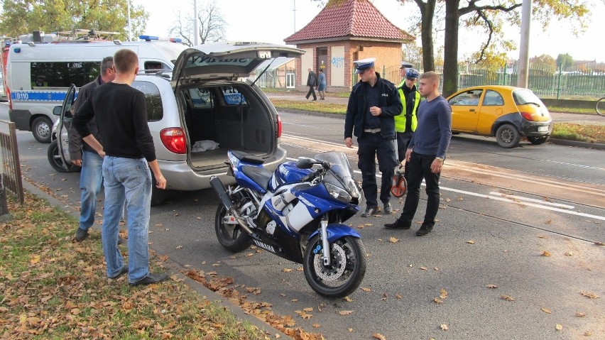 Wrocław: Wypadek na Osobowickiej. Kierowca potrącił motocyklistę i odjechał (ZDJĘCIA)