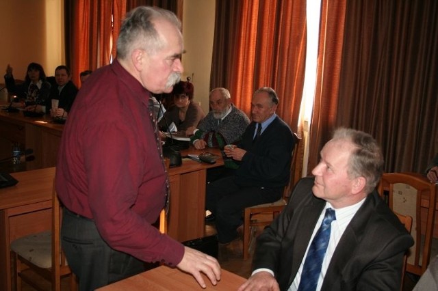 Stanisław Kolbusz (z lewej) dyskutuje z Andrzejem Bruszewskim, rolnikiem z Boreczku w gm. Małkinia