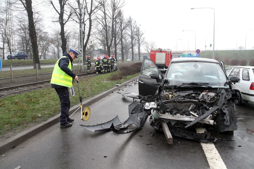 Wypadek na Osobowickiej. Kobieta w ciąży w szpitalu