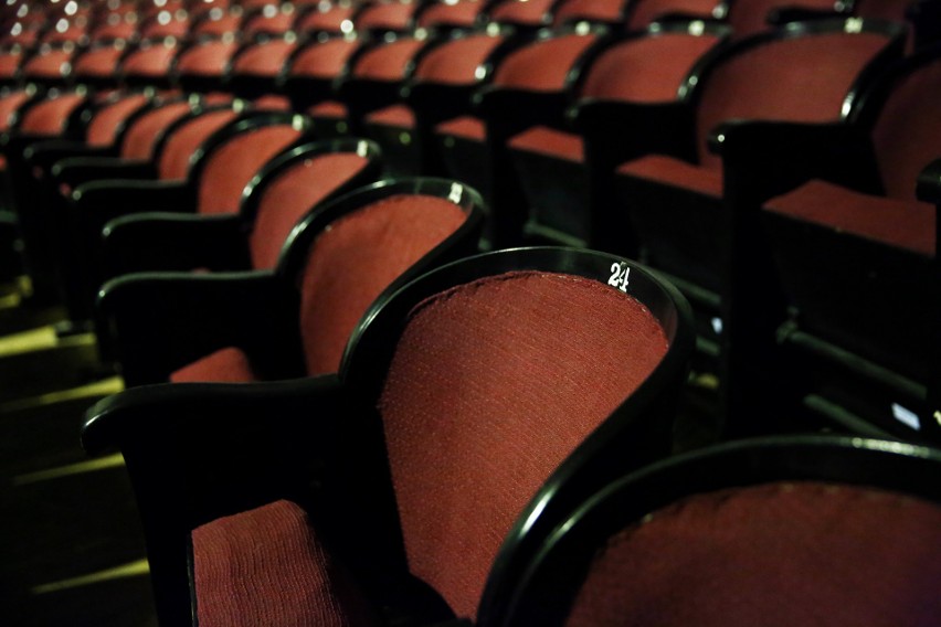 UMCS sprzedaje fotele kinowe z Chatki Żaka i wyposażenie techniki estradowej. Sala widowiskowa idzie do remontu