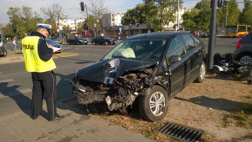 Wypadek na skrzyżowaniu Dąbrowskiego i Tatrzańskiej. 3 osoby ranne [ZDJĘCIA, FILM]