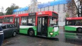 Kolizja autobusu z renault na Krakowskim Przedmieściu