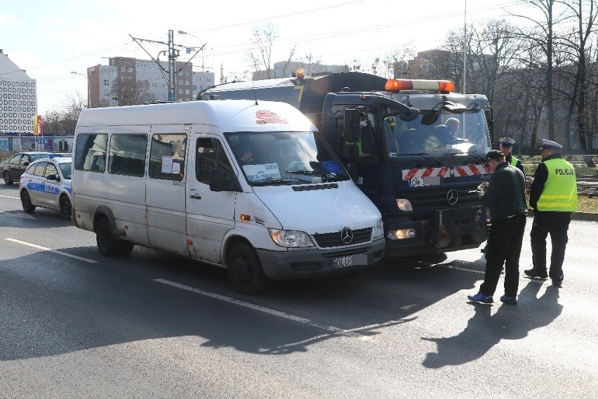 Wrocław: wjechał śmieciarką w busa pełnego ludzi na Legnickiej