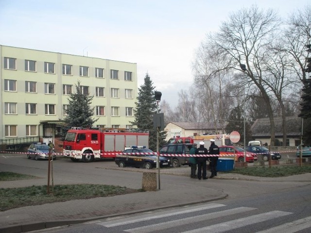 Przed budynkiem Urzędu Miasta i Gminy w Staszowie.