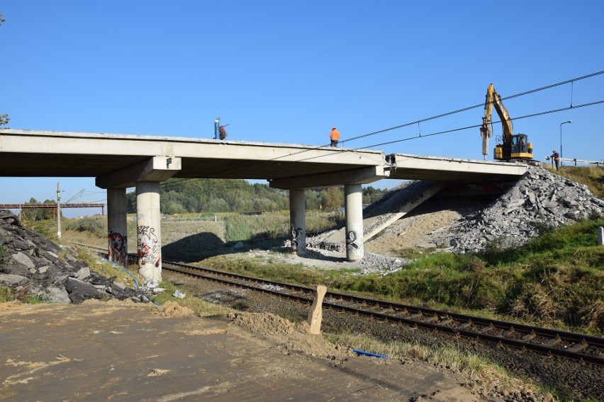Trwa rozbiórka wiaduktu kolejowego przy budowie obwodnicy...