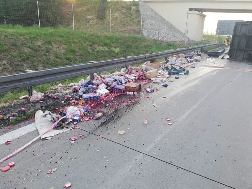 Bus przewrócił się na A4. Autostrada zablokowana