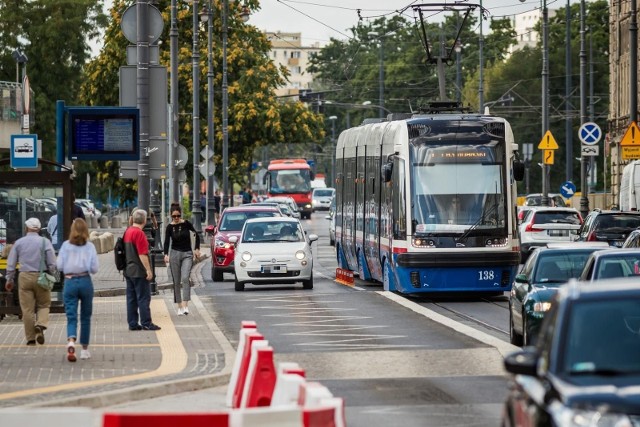 Pierwszy przystanek wiedeński w Bydgoszczy (na zdjęciu) został oddany do użytku we wrześniu 2019 r. na placu Teatralnym w kierunku ronda Jagiellonów. Teraz powstaną kolejne takie perony na ul. Gdańskiej przy skrzyżowaniu z ul. Chodkiewicza.