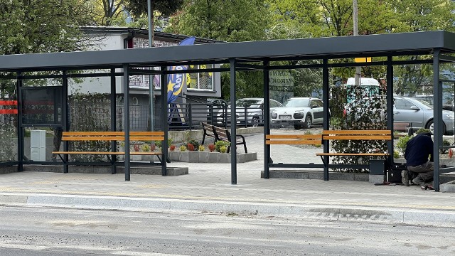 Ekologiczny i prawdziwie zielony przystanek powstał na osiedlu Mydlice w Dąbrowie GórniczejZobacz kolejne zdjęcia/plansze. Przesuwaj zdjęcia w prawo naciśnij strzałkę lub przycisk NASTĘPNE