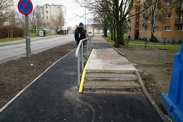 - Z uwagi na różnicę w wysokości pomiędzy schodami i pochylnią dla bezpieczeństwa użytkowników zamontowano balustradę i wymalowano krawędź farbą w kolorze ostrzegawczym - mówi Agata Kaniewska, rzecznik ZDM.