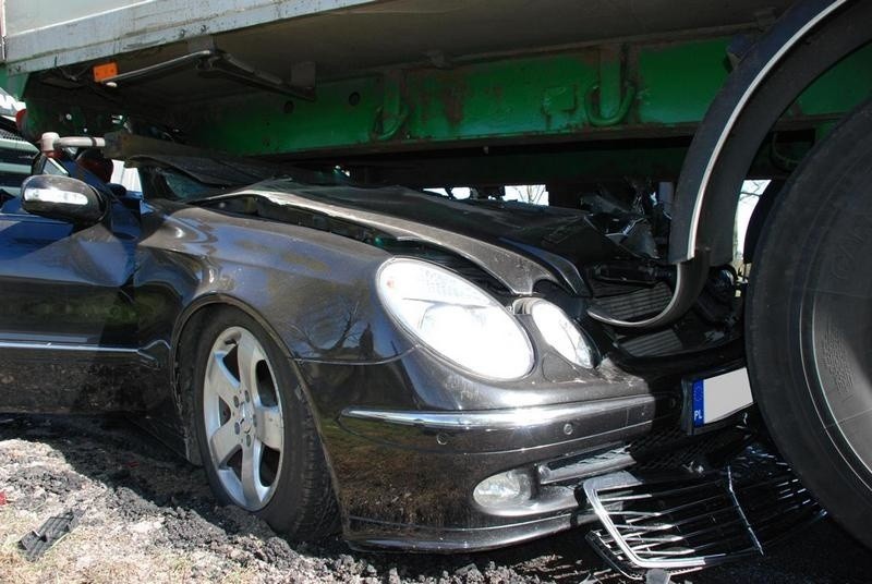 Mercedes wbił się pod ciężarówkę. Groźnie wyglądająca kolizja w okolicach Człuchowa