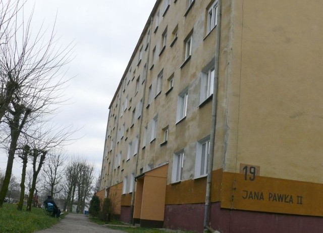Mieszkańcy bloku numer 19 przy ulicy Jana Pawła II w Staszowie uważają, że są oszukiwani.
