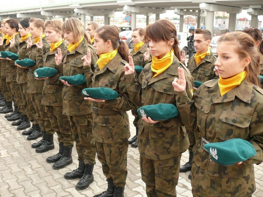 Uczniowie z klasy wojskowej składają przysięgę.
