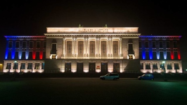 Socrealistyczny zabytek w samym centrum miasta doczekał się też po modernizacji kolorowej iluminacji