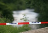 Tragedia na moście w Ozorkowie: potrącony przez samochód pieszy wpadł do Bzury i zginął