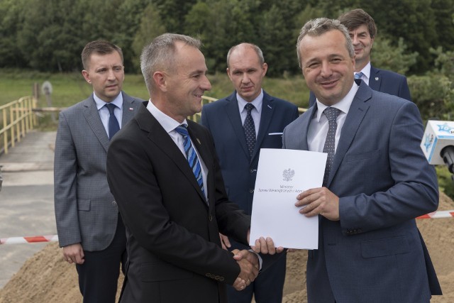 Burmistrz Waldemar Stupałkowski odebrał od wojewody Mikołaja Bogdanowicza promesę na 482 tys. zł