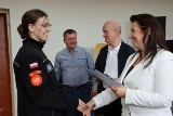 Uczniowie Szkół 72 Pułku Piechoty Zakładu Doskonalenia Zawodowego w Radomiu z certyfikatami skoczka spadochronowego