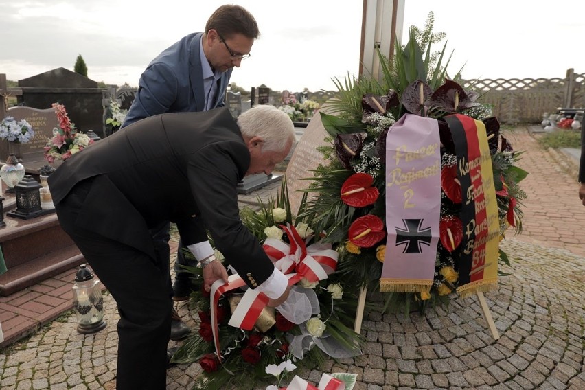 Krzyż pojednania w Radomicach. Upamiętniono ofiary pancernej bitwy