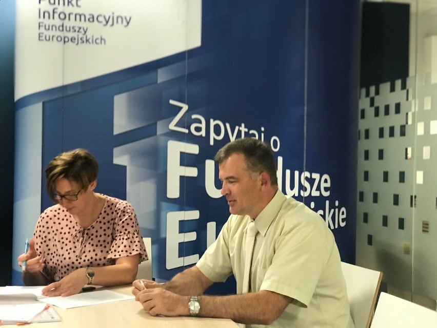 Burmistrz Marek Nazarko podpisał umowę na dofinansowanie z...