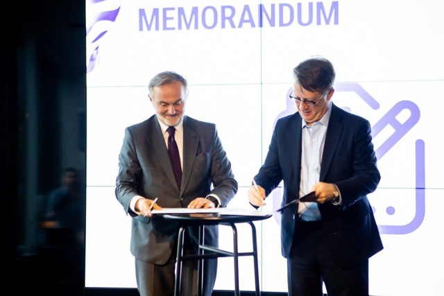 Memorandum w sprawie sieci 5G w Gdyni podpisali w Warszawie prezydent Gdyni Wojciech Szczurek i prezes Play Jean Marc Harion.