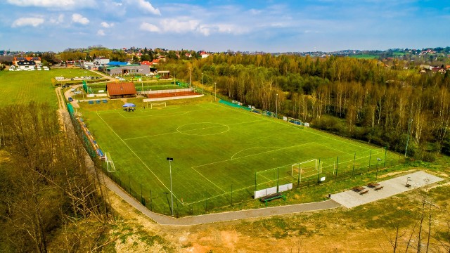 Podpisano umowę na przebudowę boiska Klubu Sportowego Wilga Koźmice Wielkie. Prace warte 0,5 mln zł ruszą w najbliższych dniach