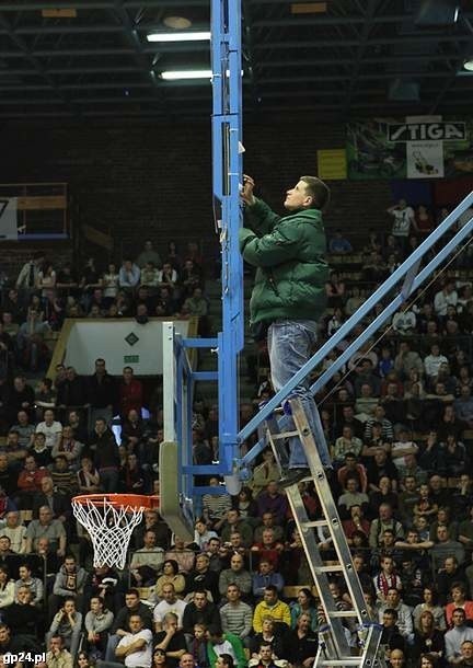 Awaria tablicy w czasie meczu Czarni Słupsk - Bank BPS Basket Kwidzyn.