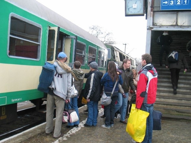 Spora grupa pasażerów wsiadała wczoraj o godz. 12.41 do pociągu jadącego do Leszna. Czy za miesiąc już nie pojadą?
